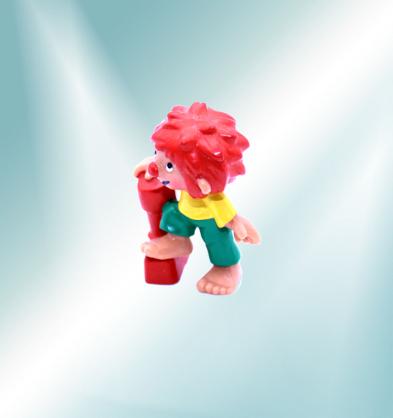 Pumuckl Kunststoff Figur, Motiv "steht auf einem Stempel" von Bullyland